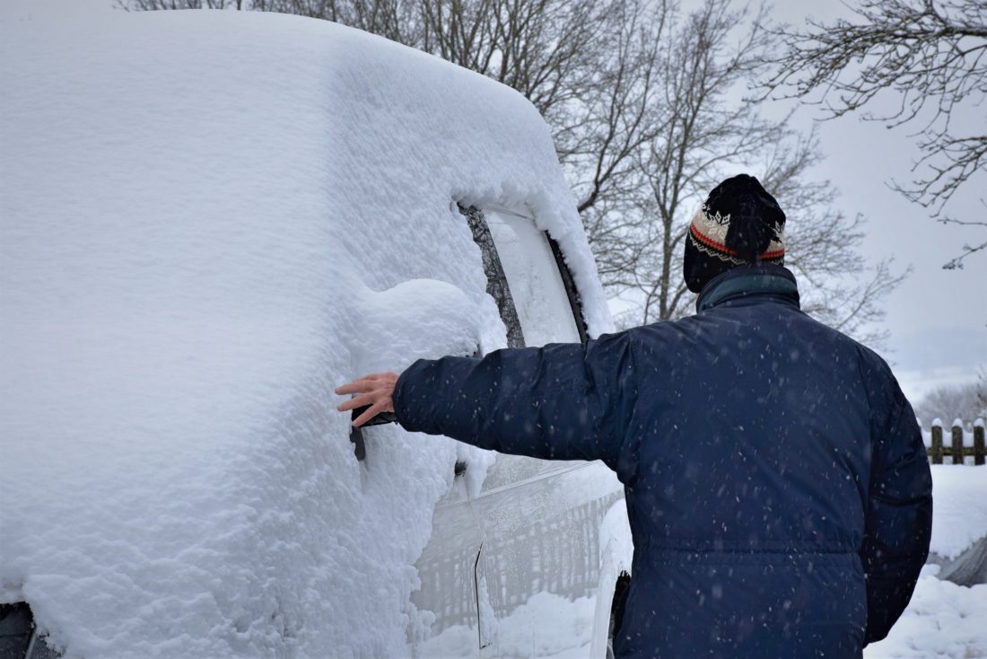 Freie Sicht voraus - Das Auto im Winter von Schnee und Eis befreien - NÖN.at